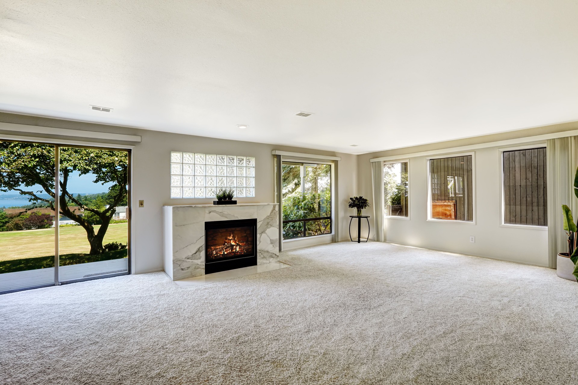 Beautitful living room with fireplace and walkout deck